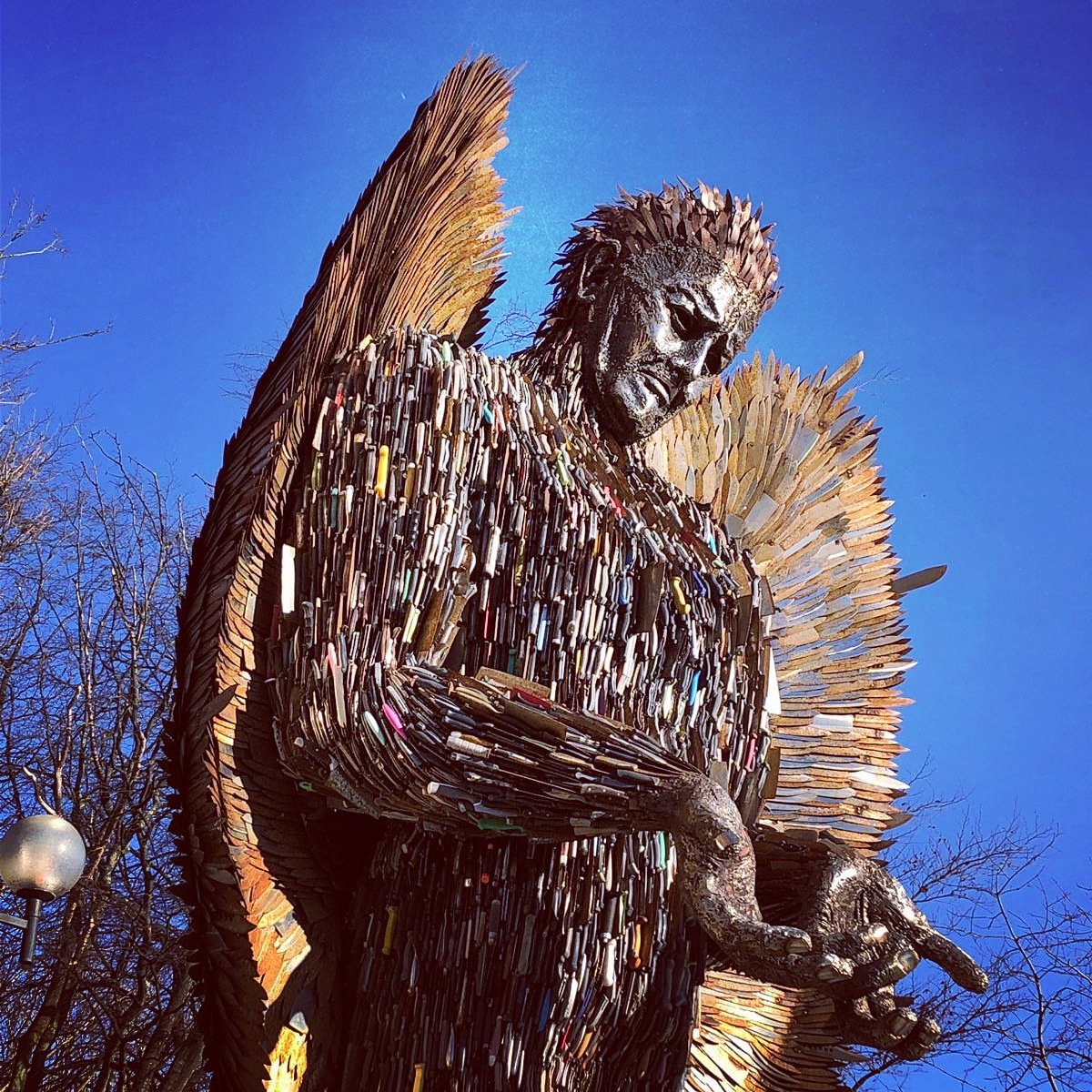 VisitHull's tweet image. The Knife Angel, a national monument against violence and aggression has arrived in Hull. Created by artist Alfie Bradley using over 100k weapons the piece has been installed in Queens Gardens.