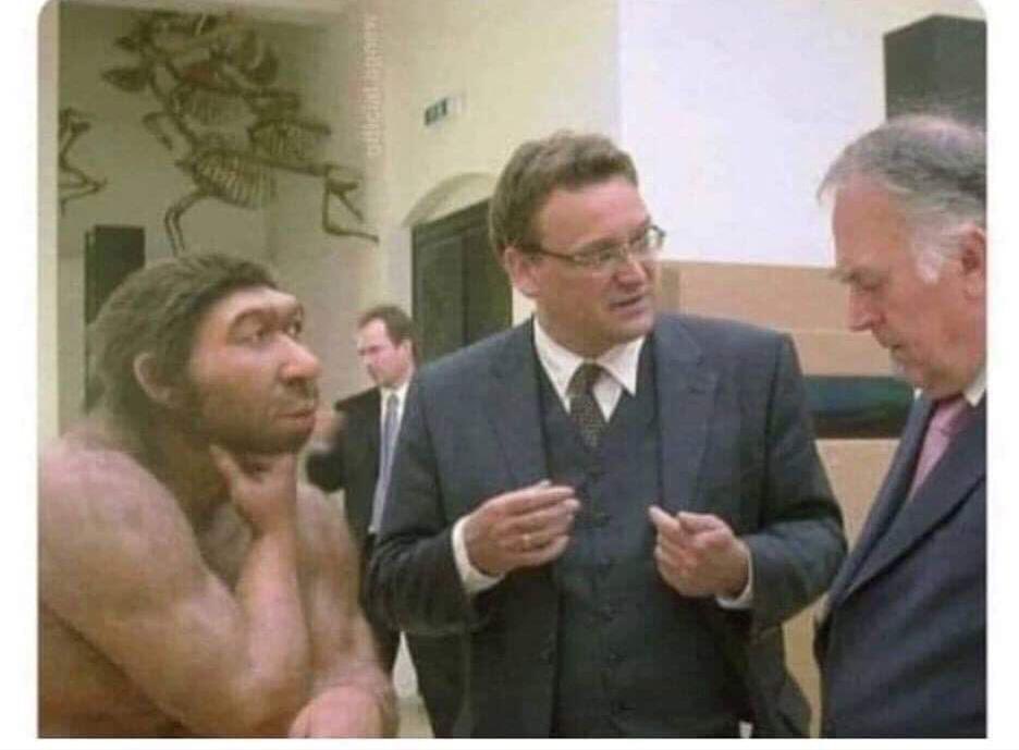 DeutschrapMemes's tweet photo. Wenn sich Autoren und Schriftsteller in einer Bar treffen und ein Deutschrapjournalist mit in die Diskussion einsteigen möchte. https://t.co/tnMaadDzf2