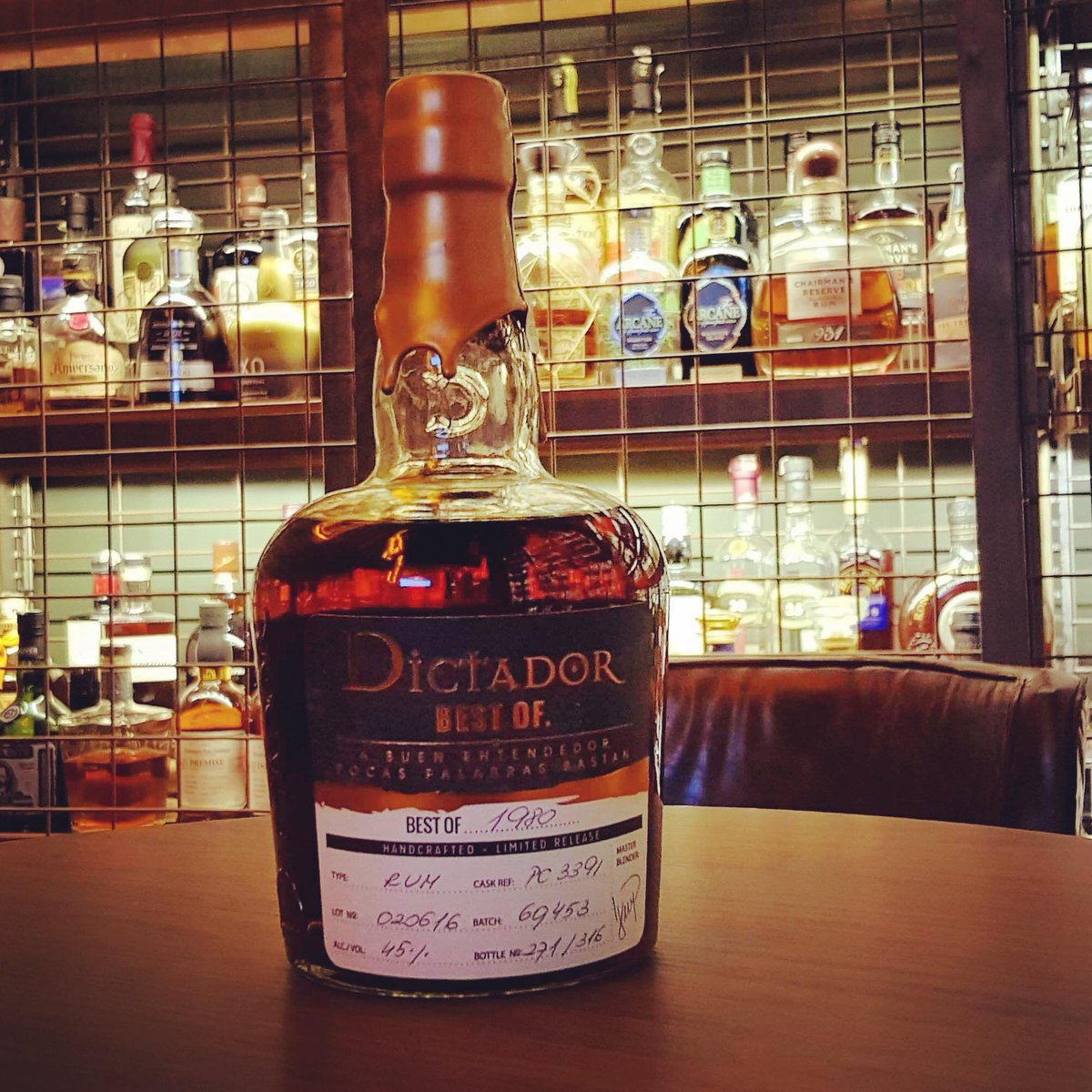 #rumtygodnia:
@DictadorRum BEST OF 1980 
#rumtygodnia #rumoftheweek #agedrum #singlecaskrum #darkrum #limitededition #vintagerum #rumlover #rumporn #rumlove #dictadorrum