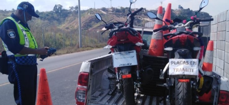 PMT_VILLANUEVA realiza operativos dirigidos a #Motoristas y traslada al  predio correspondiente varias motocicletas por circular sin placas  #PlacasEnTrámite no le permite circular en la vía pública #TraficoVN