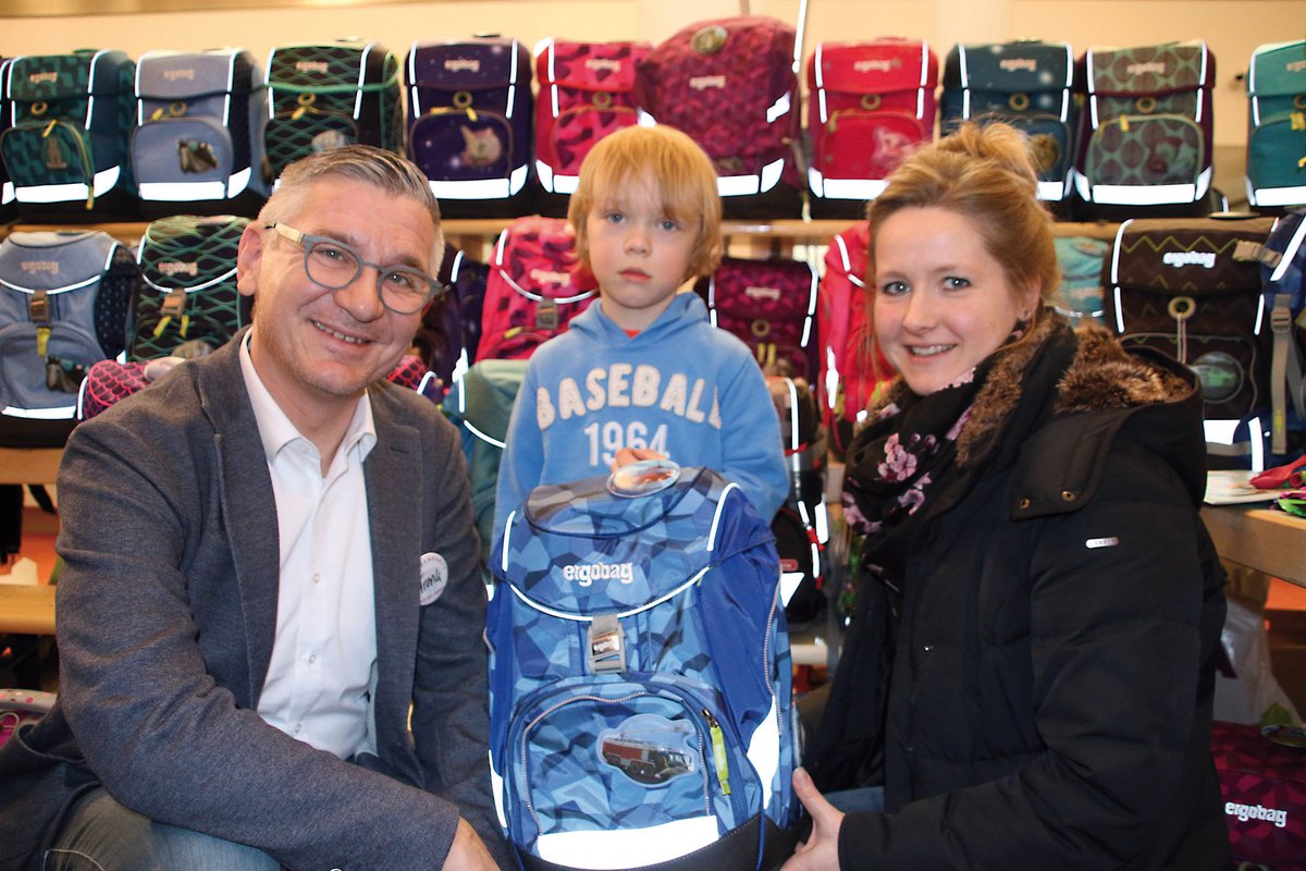 SSKRemscheid's tweet image. Am Samstag konnte sich unser Gewinnerkind des Schulranzengewinnspiels gemeinsam mit seiner Mutter bei der 9.Schulranzenparty einen Ranzen aussuchen. 🎒

Das war bei der großen Auswahl gar nicht so einfach! 

Wir wünschen viel Freude mit dem Ranzen! 🎒

#Schulranzen #sskremscheid