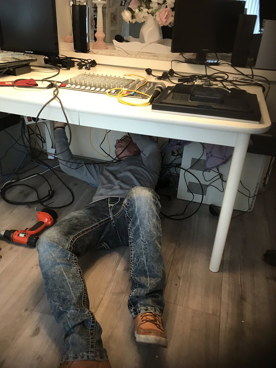 henkbres's tweet photo. Lekker druk bezig met #StudioBres #zinan 
16 februari de *Start van de Nacht* weer te horen bi https://t.co/rDQrFya1HM https://t.co/XJXZg05EY3