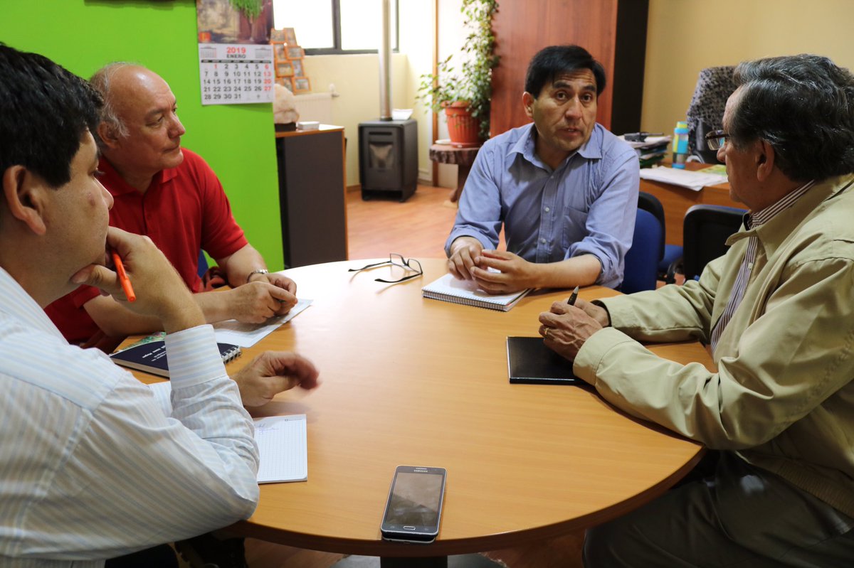 MinagriAraucan's tweet photo. Seremi de Agricultura René Araneda, se reúne con alcalde de Cholchol Luis Huirilef y el INDAP, coordinando apoyo para agricultores afectados por incendios forestales, los que se estiman ascienden a 81 en la comuna. #ChileLoProtegemosTodos https://t.co/VuFXhhpdpe