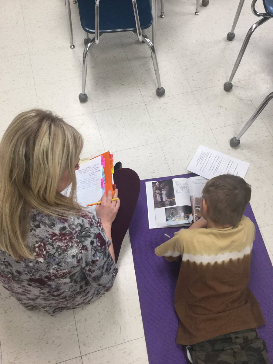 LebanonBoswell's tweet photo. 4th graders are busy this morning using their comprehension check with their non-fiction text: Sarah Mortonβs Day! @LebanonR3 @CognitiveCoachJ @CarlaMobley @tkthompson4 @rdjennings3 #R3reads #R3learns https://t.co/jh0K9x74dD