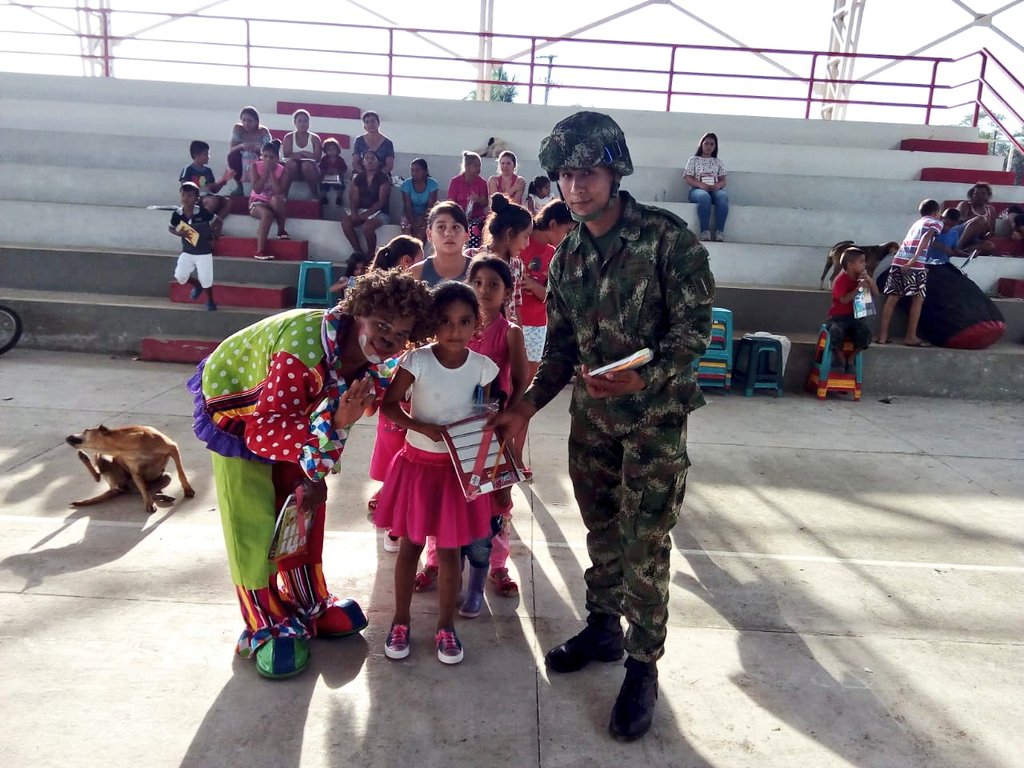 Ejercito_Div6's tweet photo. En la vereda el Venado del municipio de Puerto Caicedo #Putumayo nuestros #HéroesBicentenarios del #Batot20 brindaron a la comunidad una jornada de recreación e hicieron entrega de kits escolares para el regreso de los niños al colegio. #SomosPasiónPutumayo https://t.co/ZM6iLiRzWY
