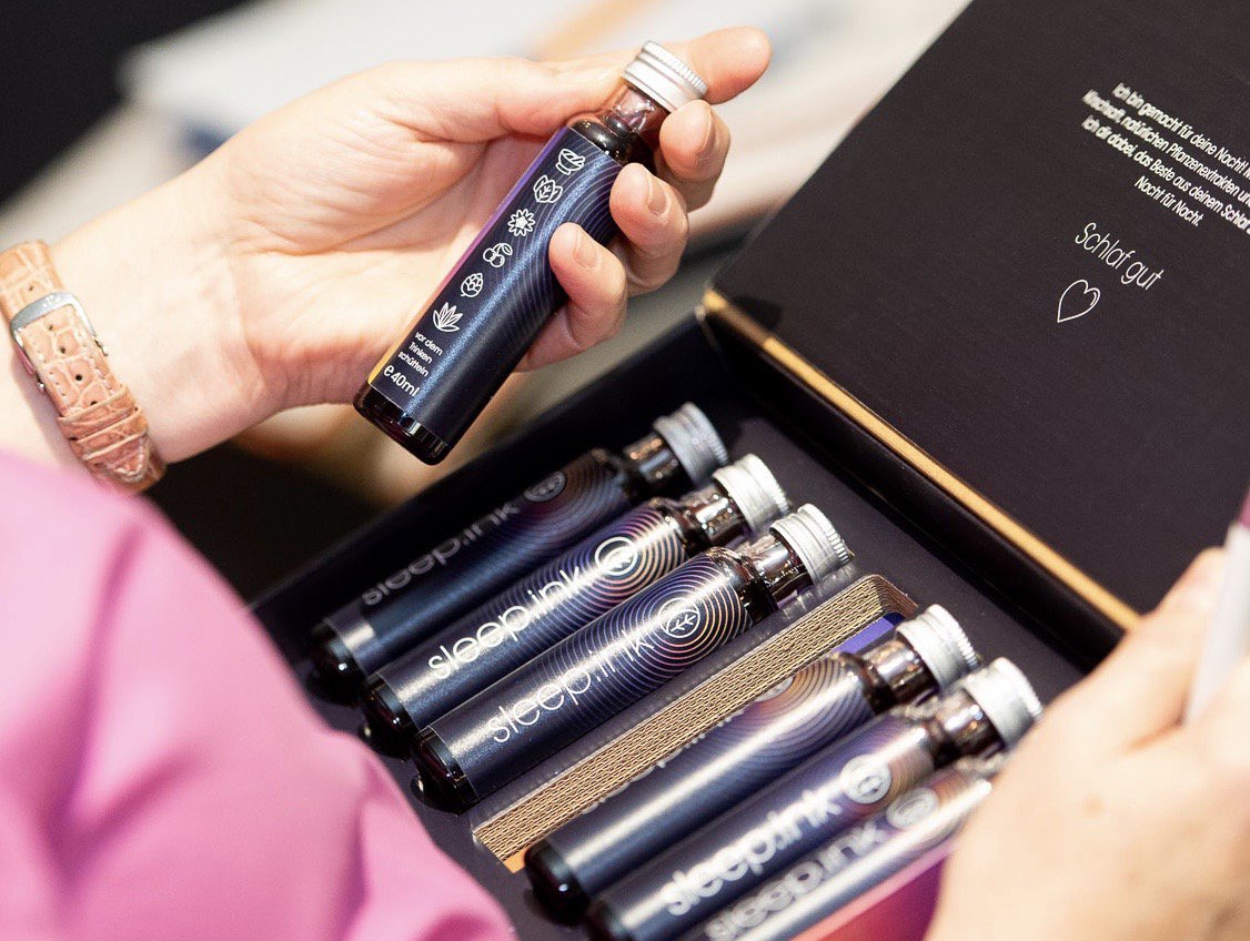 TMuellerDouglas's tweet image. The term “beauty sleep” has a very true core – the body recovers, the skin regenerates. Happy to finally have the natural sleep drink by the Berlin start-up and #FORWARDBEAUTYChallenge finalist sleep.ink in our assortment! #NewDouglasBrands #INNERBEAUTY