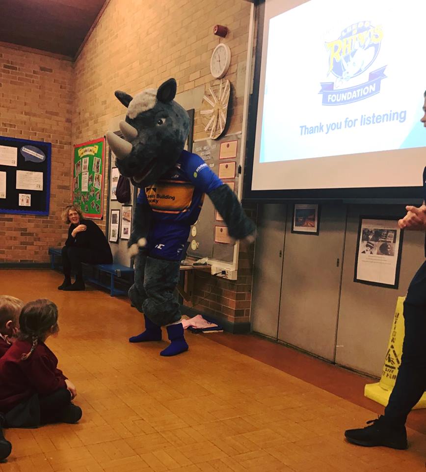 RugbyLeeds's tweet photo. We had a great time at Lawns Park Primary on Friday, delivering an assembly to 200 children to promote the benefits of leading a healthy lifestyle and joining @Farnley_Falcons.
Thanks to Harvey Whiteley and @OneRonnieRhino, who showed off his dance moves! ๐บ #HealthyRhinos https://t.co/kFLvkpR0hc