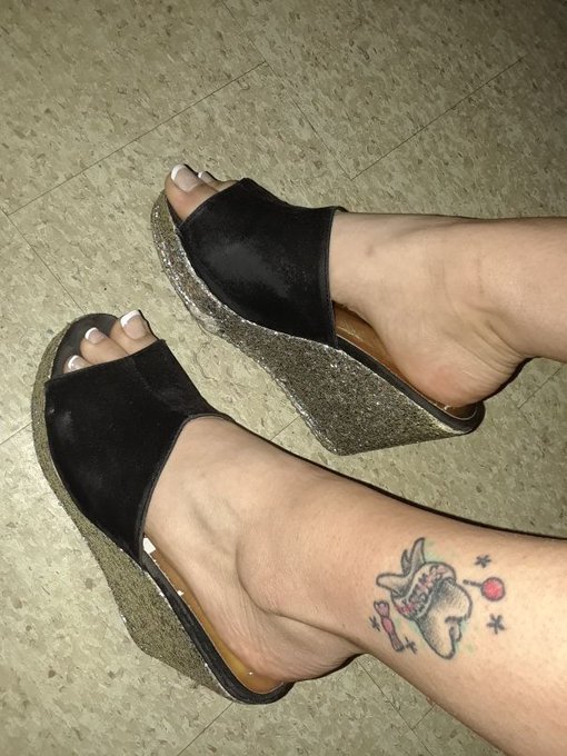 You love to send me money
#feet #foot #footfetish #sub #paypig #mistressslave #cuck #spoilme #serve #cashslave