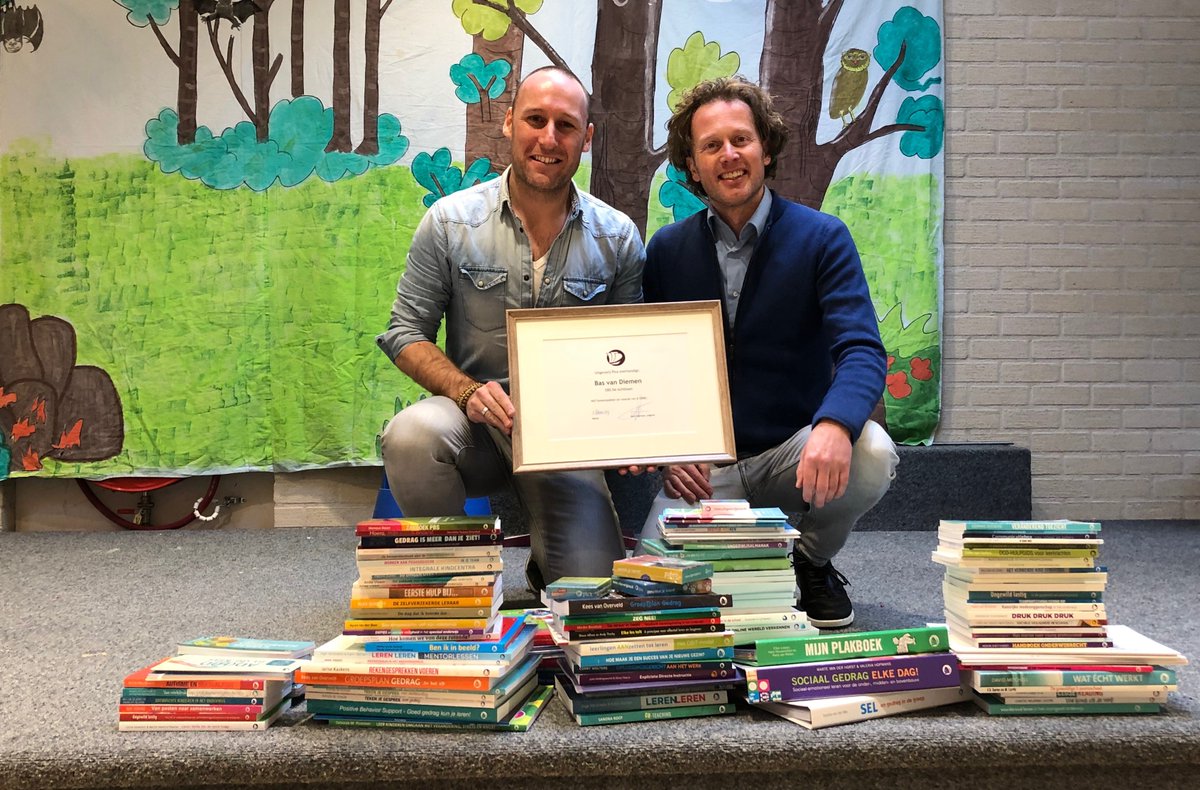 Uitgeverij_Pica's tweet image. Vanmiddag was ik op @obsdeachtbaan in Voorhout om Bas van Diemen (leerkracht groep 8) te verrassen met ALLE Pica-uitgaven! Bas is winnaar van onze #NOT2019-actie. #tijdvooreennieuweboekenkast