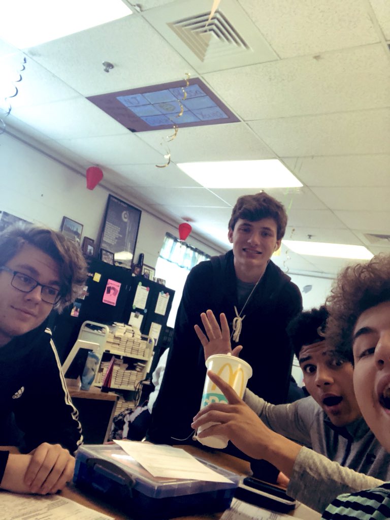 Brend1no's tweet photo. #partysgreat #jkweleftinthesecondpicture #itwaslame #Eng3Chat #FHSDreads https://t.co/slGK3jE9C5