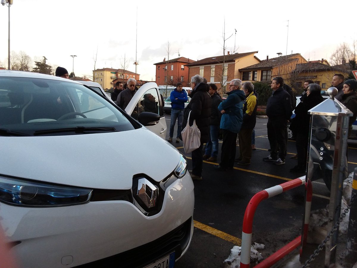 Da oggi in poi il Comune di #ZolaPredosa avrà auto elettriche. Bravo sindaco Stefano Fiorini all'inaugurazione  di auto e colonnina.