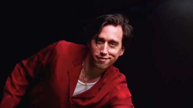 Noisey Deutschland (@noisey_de) on Twitter photo Bilderbuchs "LED go" ist heute das beste Musikvideo der Welt:
▶︎ noisey.vice.com/de/article/zma… <a href="/bilderbuchmusik/">BILDERBUCH</a> #Vernissagemyheart
"5000 Lines, aber nie so cool wie meins" – Maurice Ernst locht seine Bandkollegen beim Mensch-Billard ein. Bilderbuchs "LED go" ist heute das beste Musikvideo der Welt:
▶︎ noisey.vice.com/de/article/zma… <a href="/bilderbuchmusik/">BILDERBUCH</a> #Vernissagemyheart
"5000 Lines, aber nie so cool wie meins" – Maurice Ernst locht seine Bandkollegen beim Mensch-Billard ein.