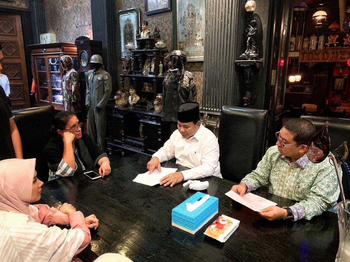 Dahnilanzar's tweet photo. Pak @prabowo mengunjungi keluarga @AHMADDHANIPRAST memberikan semangat kpd keluarga dan dukungan terhadap perjuangan Dhani. https://t.co/HnYPlVSip3