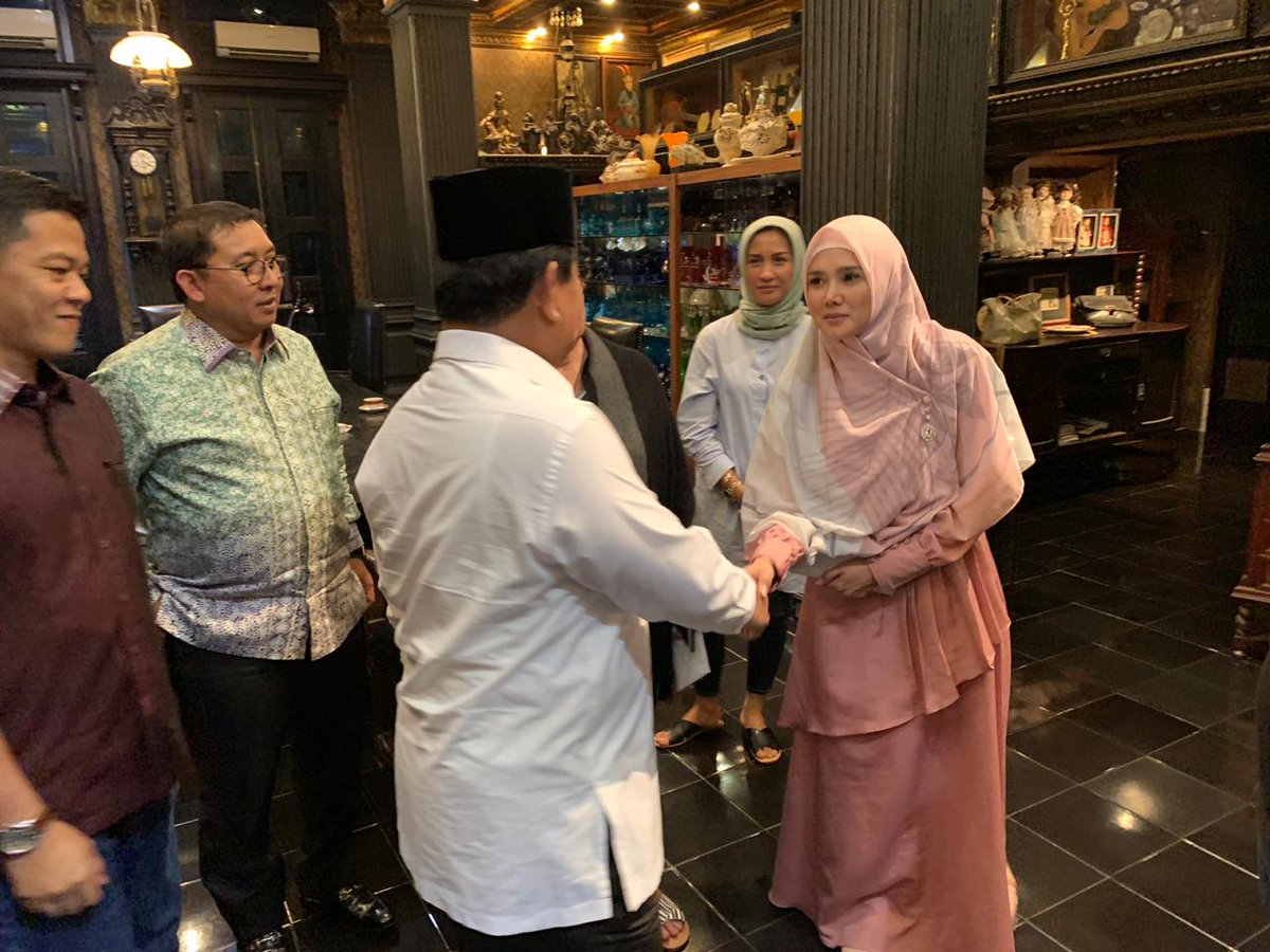 Dahnilanzar's tweet photo. Pak @prabowo mengunjungi keluarga @AHMADDHANIPRAST memberikan semangat kpd keluarga dan dukungan terhadap perjuangan Dhani. https://t.co/HnYPlVSip3