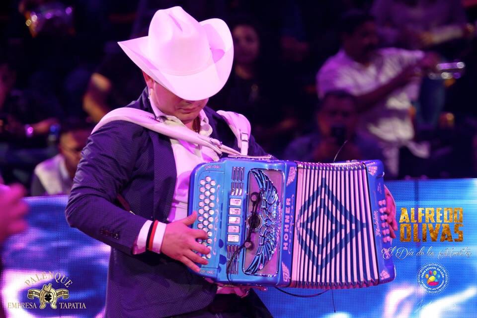 PalenqueTapatia's tweet photo. ALFREDO OLIVAS REVIENTA PALENQUE CON SU TOUR “EL DIA DE LOS MUERTOS” EN LEÓN @alfredo_olivas
#AlfredoOlivas #Eldiadelosmuertos #Elpaciente #Elmalodeculiacan #Lamejordelashistorias #Endefinitiva #FeriaEstatalLeon2019 #PalenqueEmpresaTapatia #AllAccessMexico @JulyJaramillo https://t.co/7JM8pBgfv1