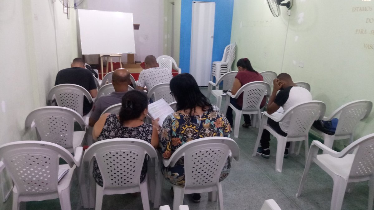PastorJRFilho's tweet photo. Alunos estudando... Avaliação de Bibliologia. Soli Deo Gloria! #SETEB https://t.co/FhONG5eI3j