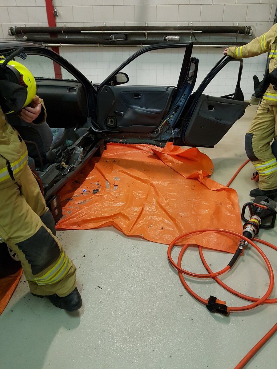 Brwhia's tweet image. Vanavond is er weer geoefend. Een gedeelte is bijgeschoold in technische hulpverlening en kennis van de gemeente. Om de conditie op peil te houden zijn er tussen de oefeningen door nog even 14 verdiepingen, goed voor 252 treden, beklommen met uitrukkleding en ademlucht.