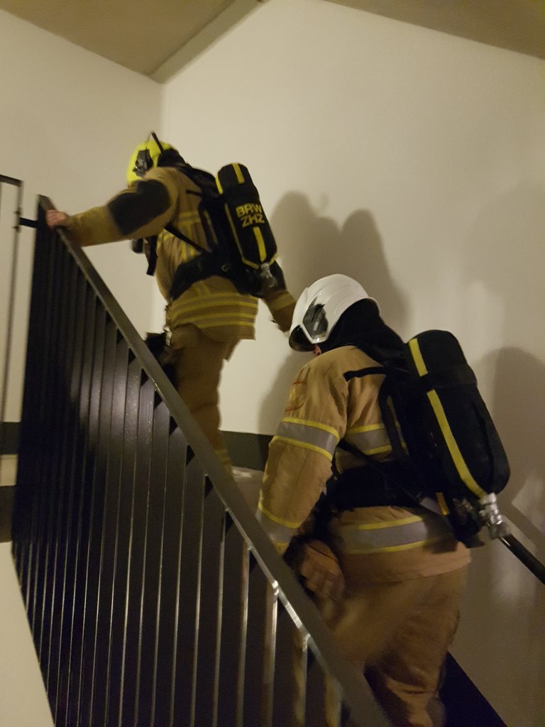 Brwhia's tweet image. Vanavond is er weer geoefend. Een gedeelte is bijgeschoold in technische hulpverlening en kennis van de gemeente. Om de conditie op peil te houden zijn er tussen de oefeningen door nog even 14 verdiepingen, goed voor 252 treden, beklommen met uitrukkleding en ademlucht.