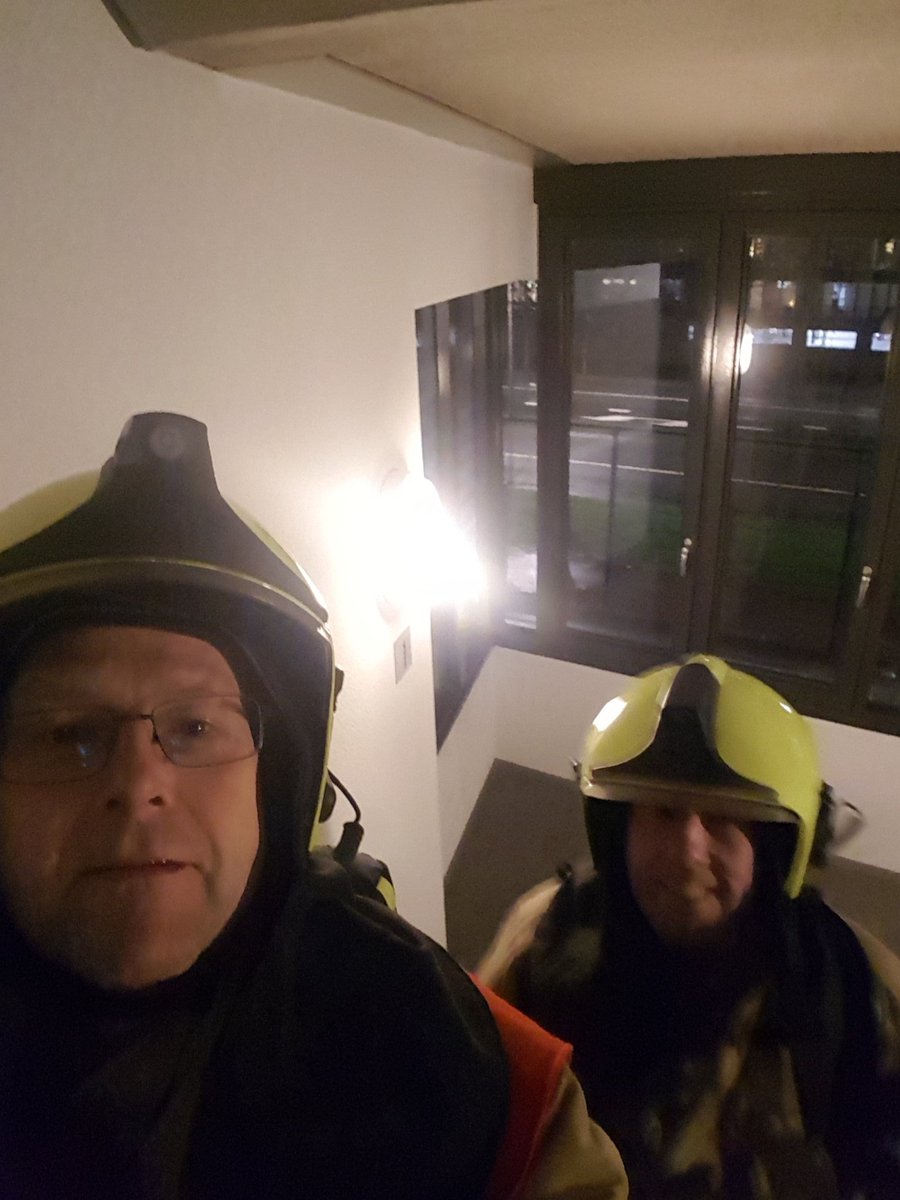 Brwhia's tweet image. Vanavond is er weer geoefend. Een gedeelte is bijgeschoold in technische hulpverlening en kennis van de gemeente. Om de conditie op peil te houden zijn er tussen de oefeningen door nog even 14 verdiepingen, goed voor 252 treden, beklommen met uitrukkleding en ademlucht.