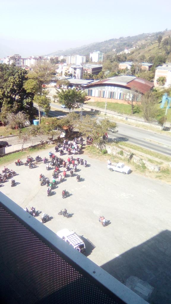ElGato532's tweet photo. Denunció el apoyo de la guardia nacional bolivariana en Mérida , preparando estrategia en la plaza de toros https://t.co/HfecQkXY7t
