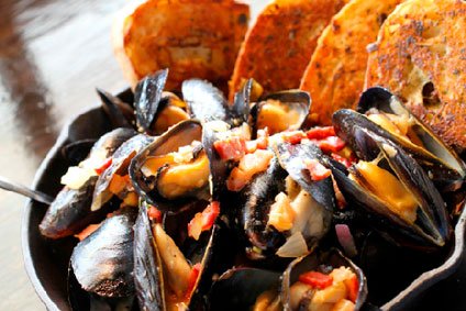 NantucketsReef's tweet photo. 1/2 price appetizer &amp; 1/2 price bottle of wine!* https://t.co/YEKdBZJyfj https://t.co/McSwRrfEA3