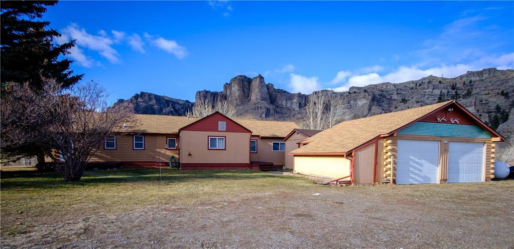 Have you seen this gorgeous property in #NyeMontana? Over 2,000 sqft and a little over an acre, this home is nestled up against the #Stillwater River. 

You can't beat views like these! Schedule a showing and see for yourself »» qoo.ly/v7xpk
