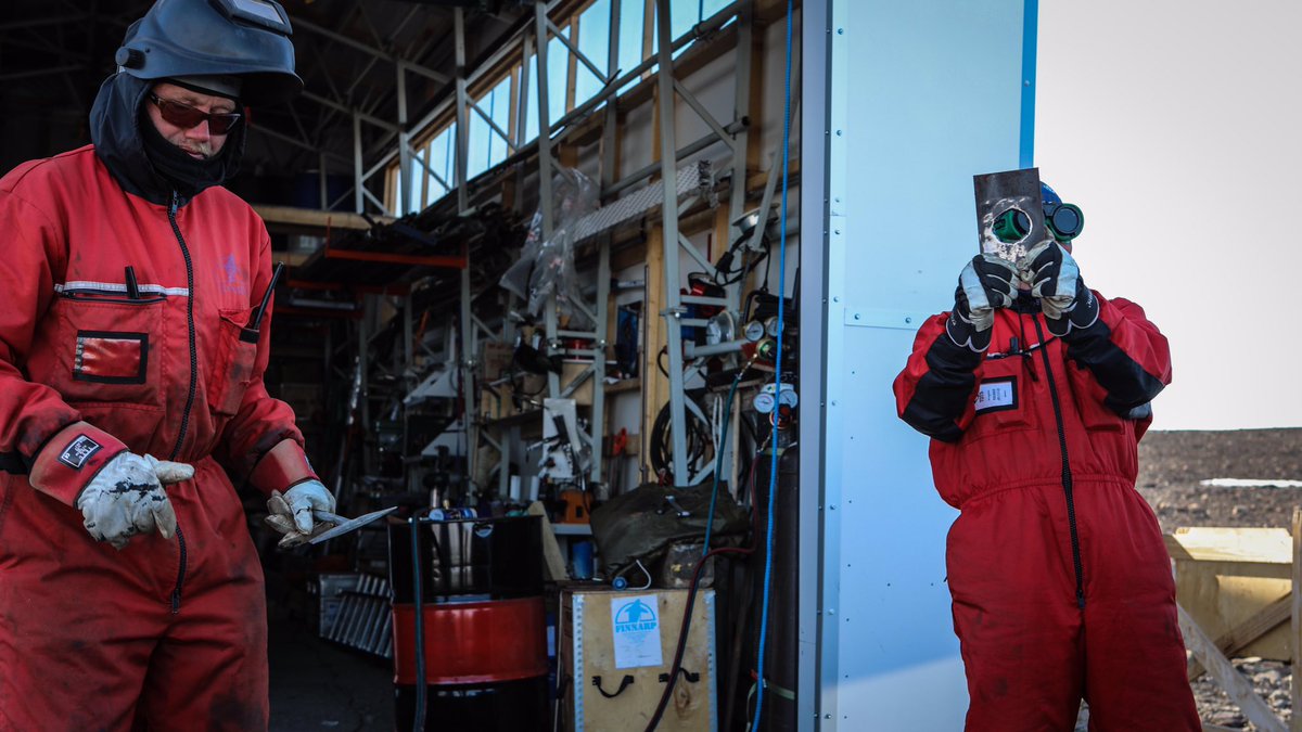 Polaaripuuhamiehet. Esa viimeistelee hitsisauman, Kari ehti jo työstää täydellisen reiän. #kuonahakku #polar #welding #metal #finnarp