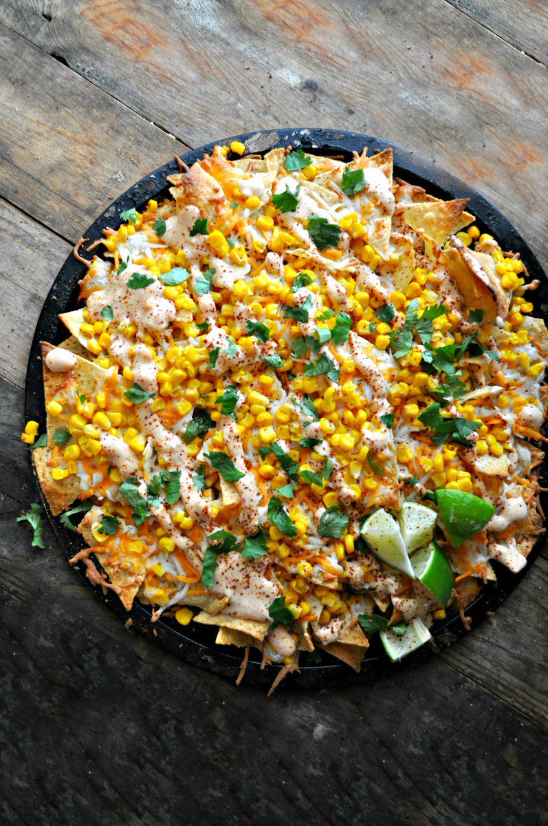 ❤️ NEW #vegan Street Corn Nachos! 🌽 
Vegan cheese, corn, chili lime mayo, cilantro - This is what dreams are made of! YUM!
RECIPE: rabbitandwolves.com/vegan-street-c…