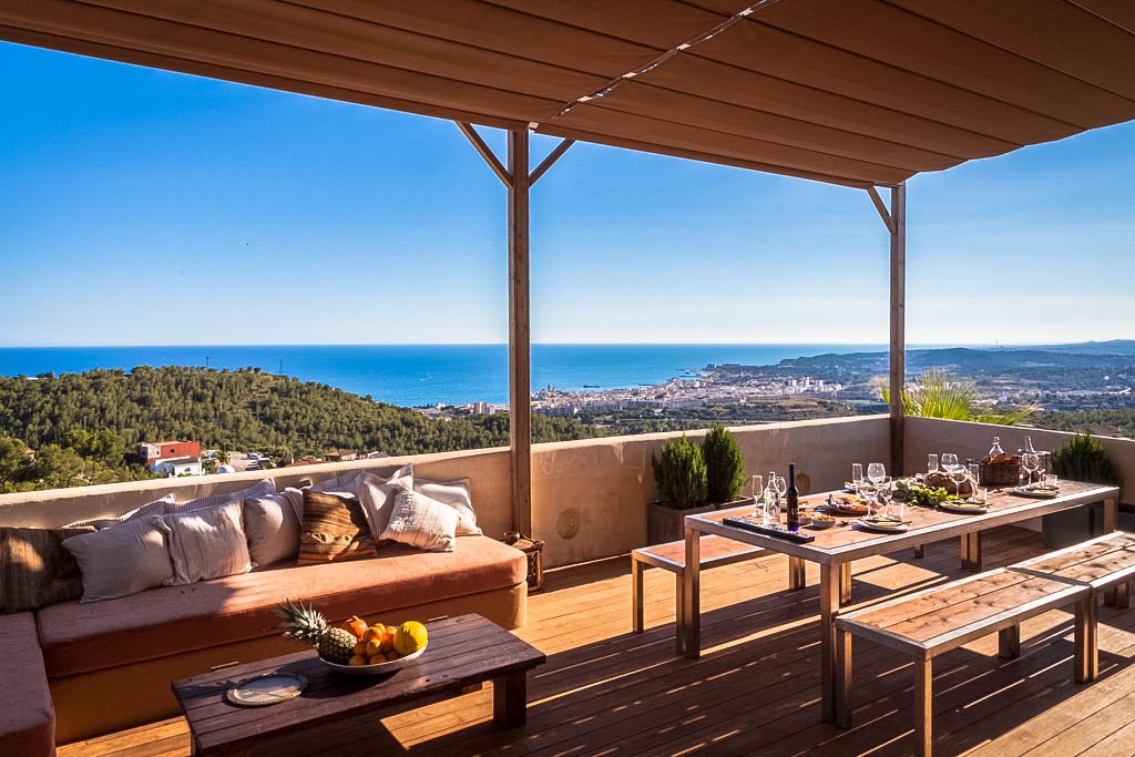 Sometimes there should be space to enjoy something marvellous. This extraordinary place falls right into that category. It is visionary, it is artistic and pleasant.
Please rate this #property  for us and visit bit.ly/2WB9RPr to discover the best in  #Barcelona