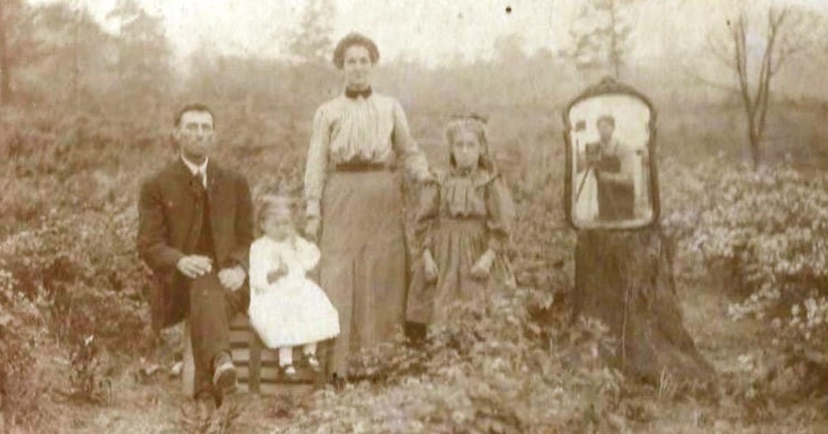 petapixel's tweet photo. How a photographer included himself in a family photo a century ago: https://t.co/R8xjdZh12G https://t.co/LUpzfW8KLW