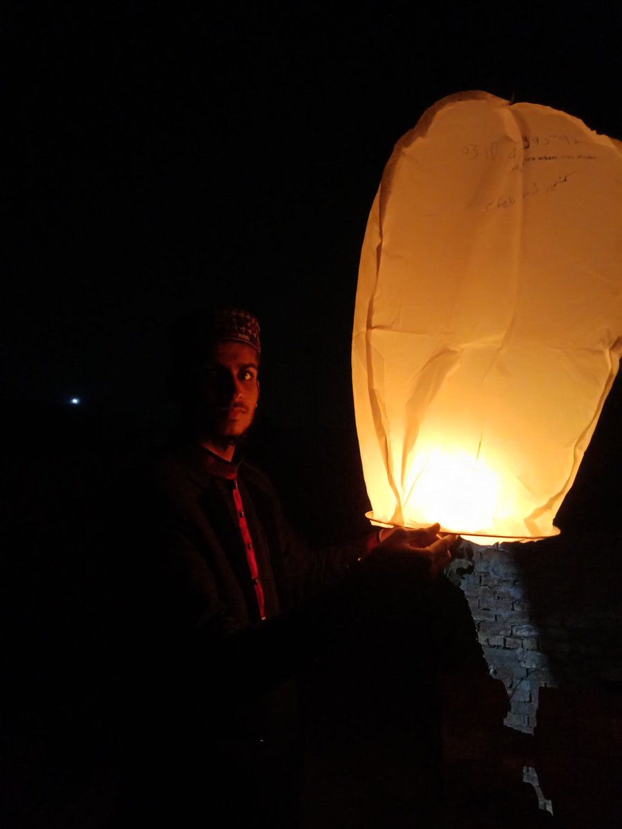 Harisjamilqadri's tweet photo. #sky_lantern
#KashmirSolidarityDay
@_Mia2019 @Harisjamil786
@BabaKiiDoll @I_Am_Humanist
@areba07 @NoorMasuman
We love kashmir
I am #Burhan https://t.co/ghmLdKnadd