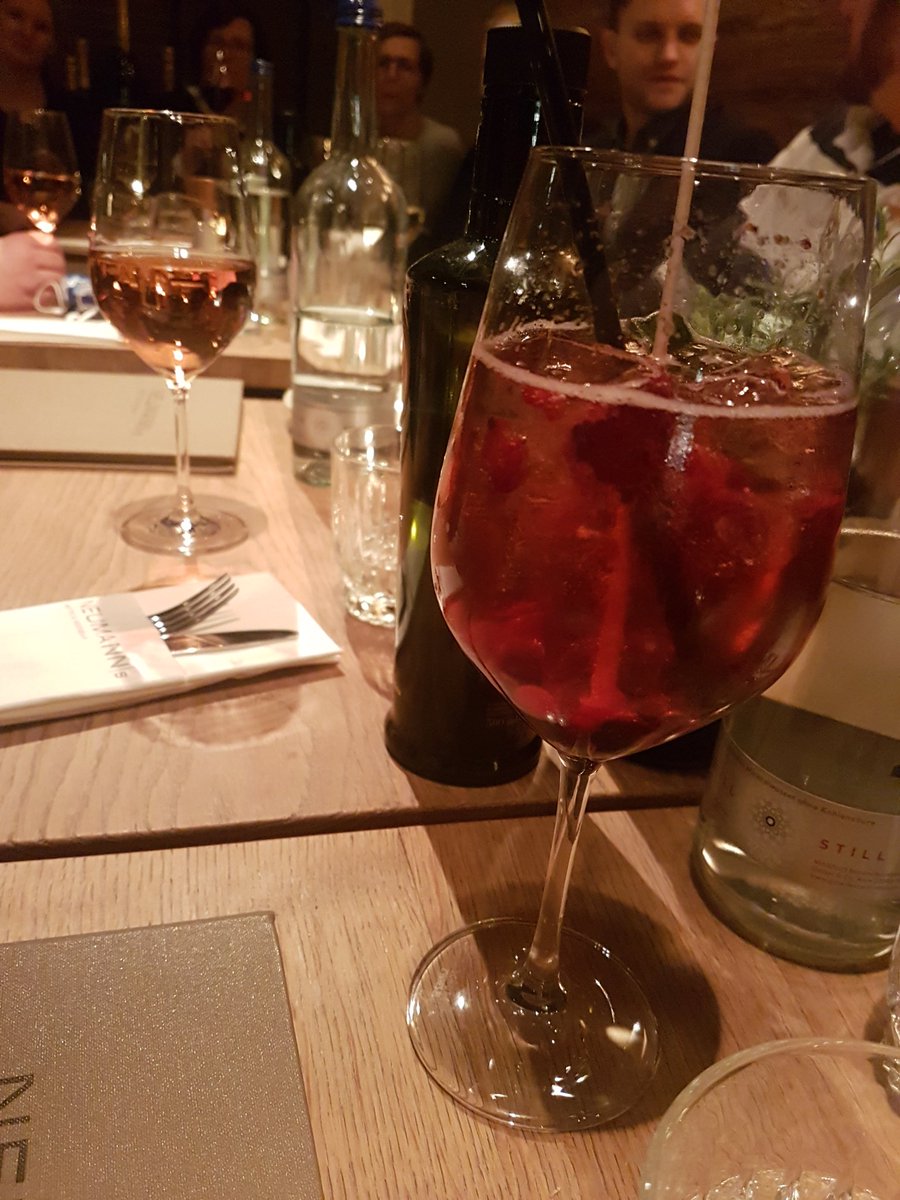 m_mitsching's tweet photo. Auf einen netten Abend unter @newsaktuell Kollegen. 🥂 https://t.co/8r0kRTAyHr