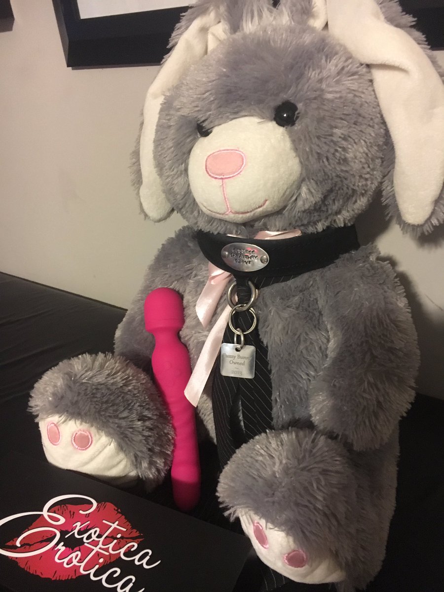 SamanthaMuscle's tweet photo. 👸🏼 got Hm Thur. fresh off my tour! First things first must have MY @FuzzyBunnySlave #fuzzyfriyeah Great welcome Hm session 😈😘🐰had him locked in #chastitydevice🔐 for 10 days! He was ready for what HIS Goddess had plotted out! #tease&denial #goddessworship #strapon #bondage https://t.co/xIuITkL4C7