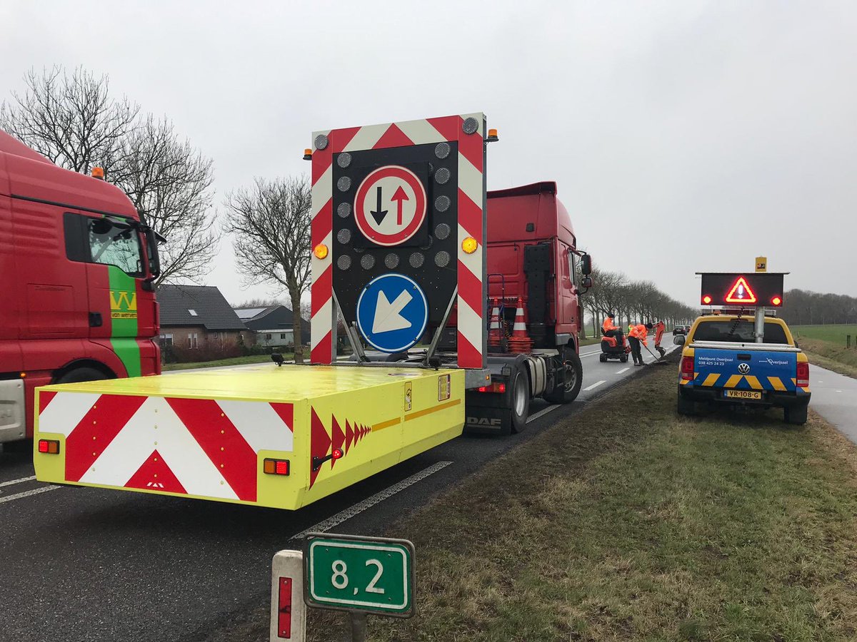 vanderKOLK_z's tweet photo. #Kampen : het herstel van een #bermspoor en herstelwerkzaamheden aan het wegdek op de #N764.
#Oranjeleger #veelzijdig. https://t.co/oEZDBxHmCa