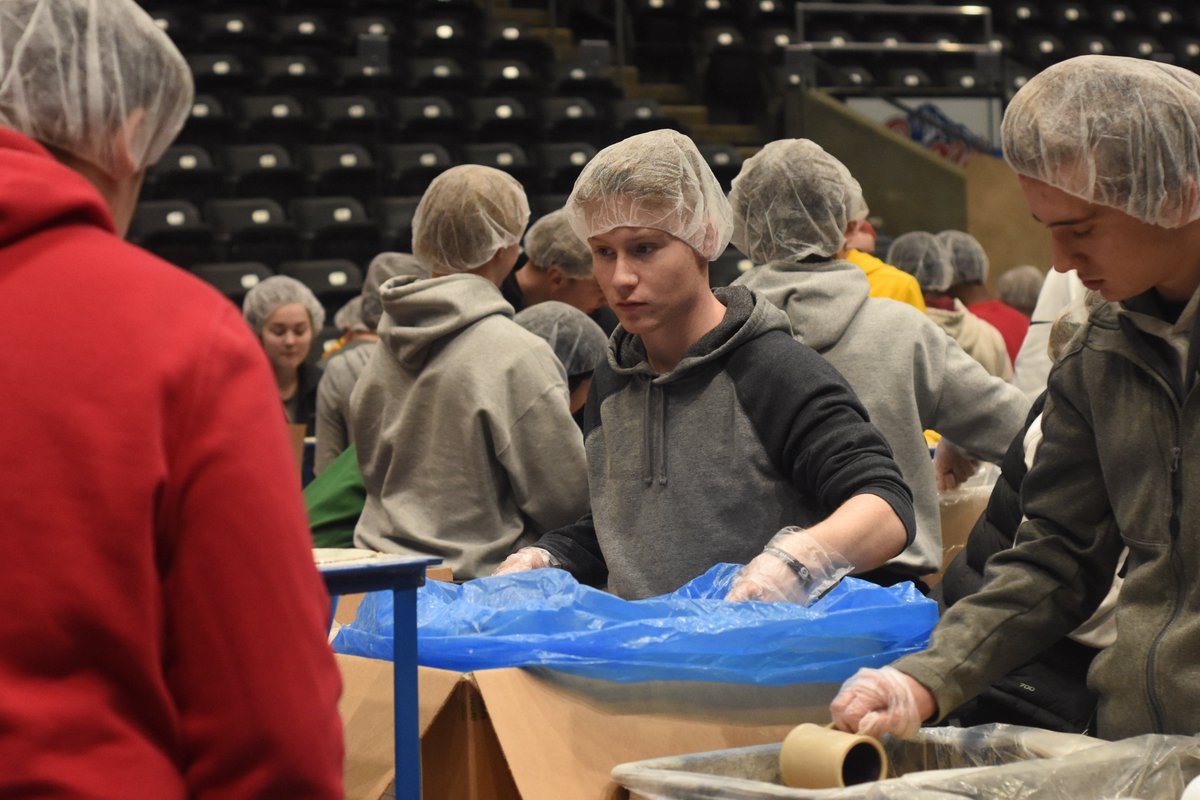 ThePackerNews's tweet photo. Last Friday, the freshmen, sophomores and juniors went to the Scheels Arena to help pack meals with Feed my Starving Children while the seniors stayed back at the school to spend time with elementary students. https://t.co/ZjYrquuXwv