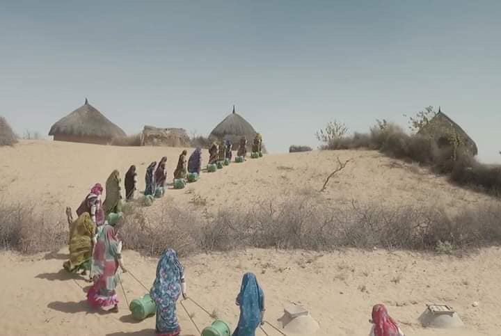 Irumf's tweet photo. #BilalSaqib invented the wheel that helps rural women roll a water tank instead of carrying it on their head. This solution reduces their risk to back pain and plans to add a filter in each wheel to purify the water.
🌸
#Humanity https://t.co/AEMPN5pv4x