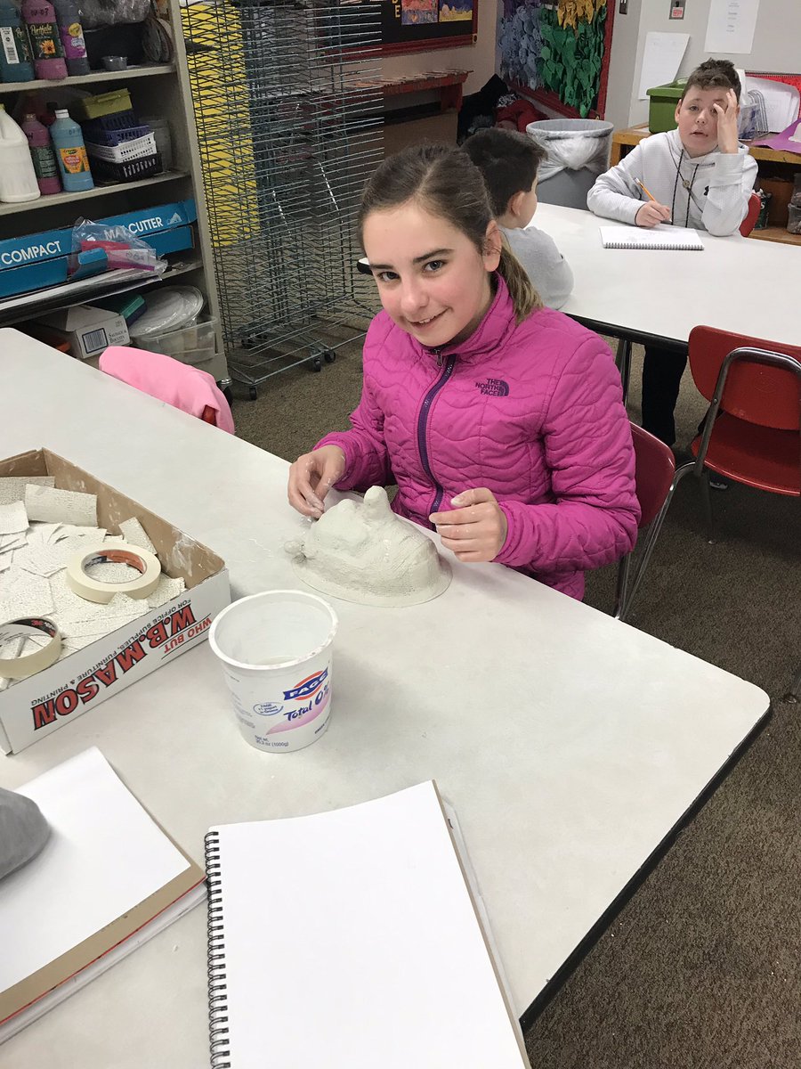 MissToaz's tweet image. 5th Grade working hard on their plaster cloth masks! #BellflowerWay #artrules #sculpting