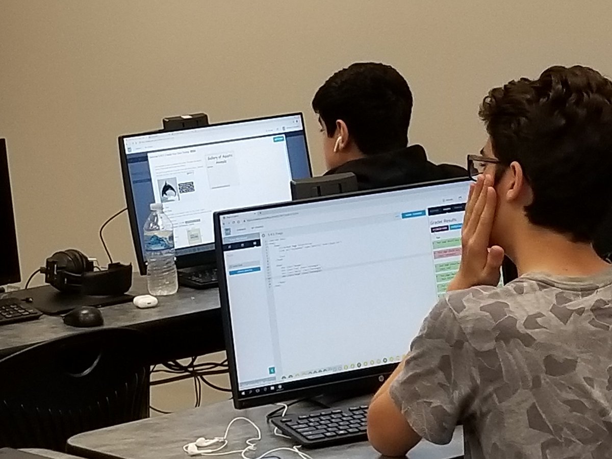 CapnBulloch's tweet image. One class. 19 students. 3 paths. Inching closer to #PersonalizedLearning. #WebDesign #TechApps #CTE #REIGNCAIN #KleinISD @KleinCain