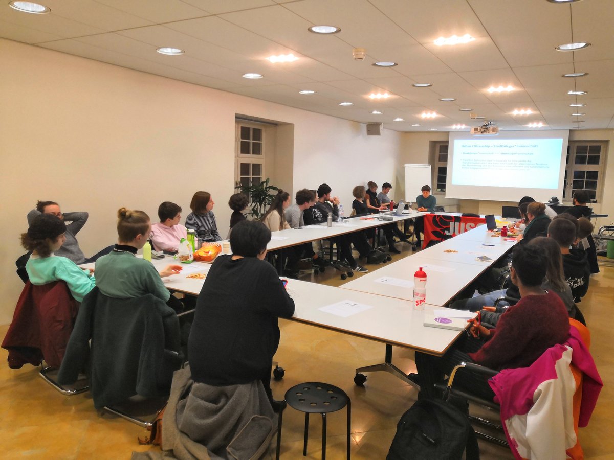 An der heutigen Mitgliederversammlung gibt uns Julia Egenter einen spannenden Input zum Thema Urban Citizenship. Wie können wir sicherstellen, dass alle Menschen angstfrei am Alltag der Bevölkerung teilnehmen können?