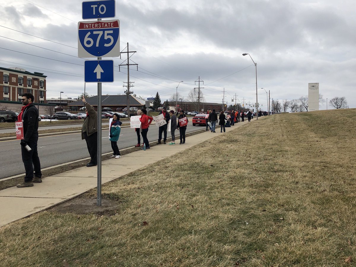 dprhoffman's tweet photo. Beautiful weather today, tons of folks on the picket line. Stay strong, faculty! We support you! #fighting4wright #studentsforfaculty https://t.co/RdFrHTasUM