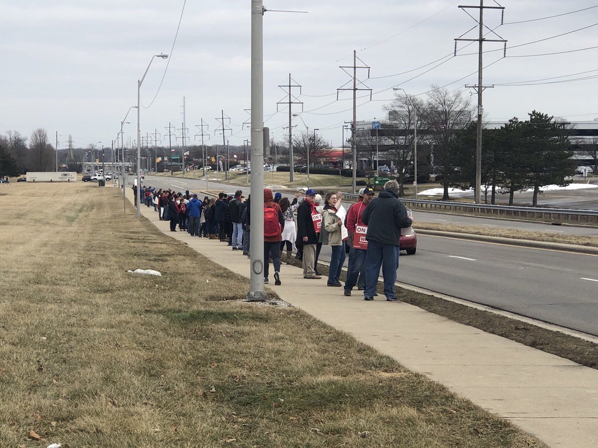 dprhoffman's tweet photo. Beautiful weather today, tons of folks on the picket line. Stay strong, faculty! We support you! #fighting4wright #studentsforfaculty https://t.co/RdFrHTasUM