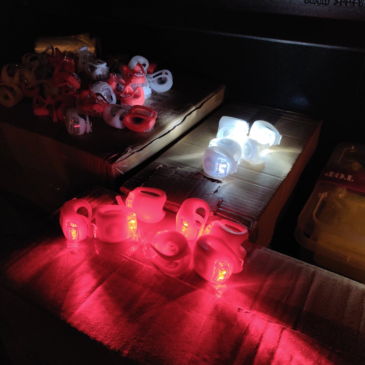 Opvallend veel jongeren zonder verlichting op de fiets vanavond. Gelukkig hadden wij genoeg setjes om uit te delen.