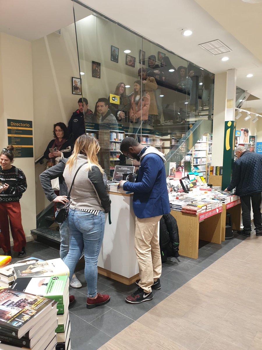 Casa Del Libro Na Twitteru Asi Fue La Firma De Todalafelicidaddeluniverso Con El Poeta Cesar Brandon En Casa Del Libro Malaga Y Sevilla