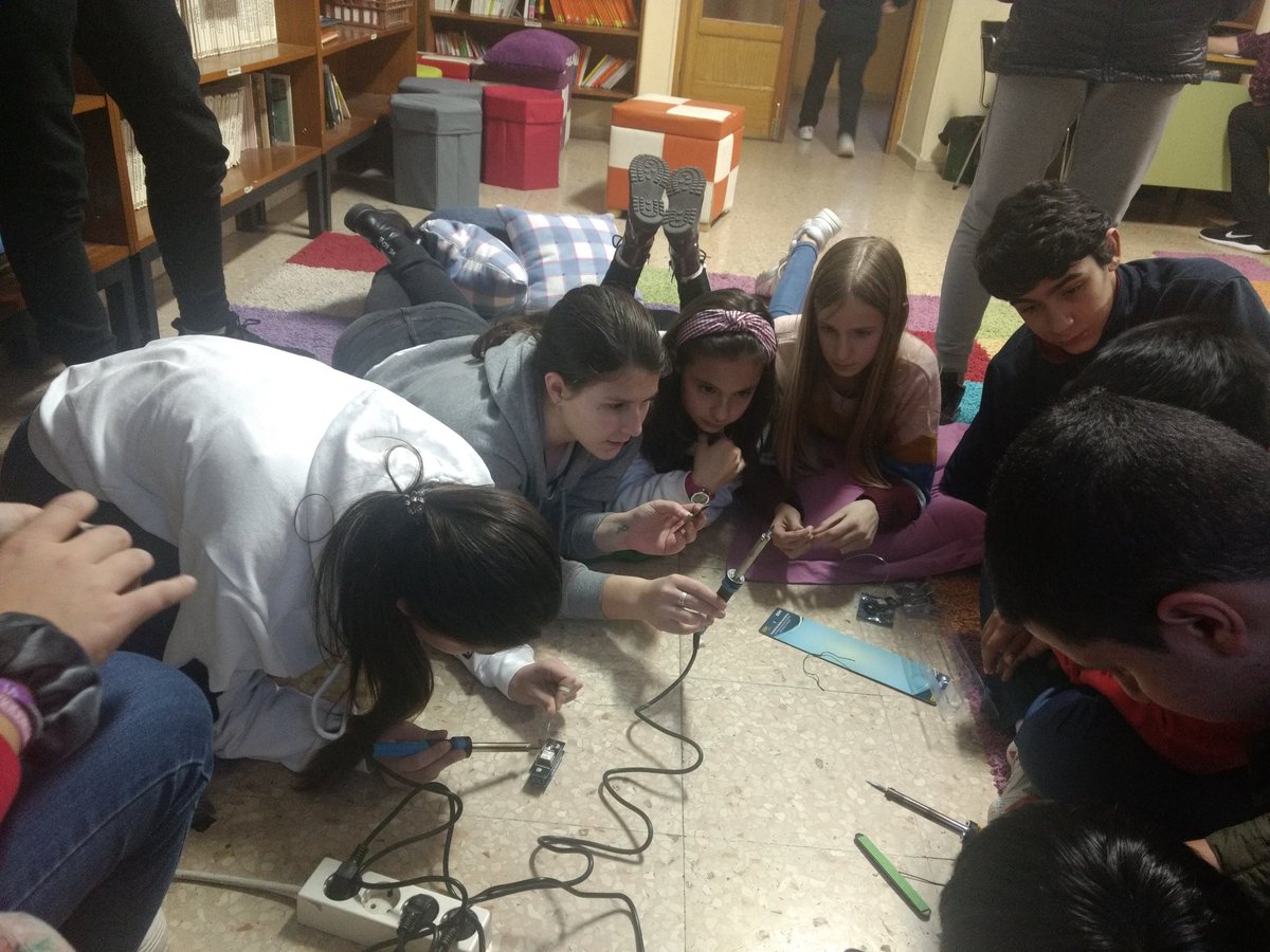 HackerSpaceTech's tweet photo. RT arduino "RT Sabasacustico: Las últimas fotos de hoy programando con MSMakeCode y soldando su arduino para su misión CaTSat #ArduinoInSpace https://t.co/rfjyggPEWL"