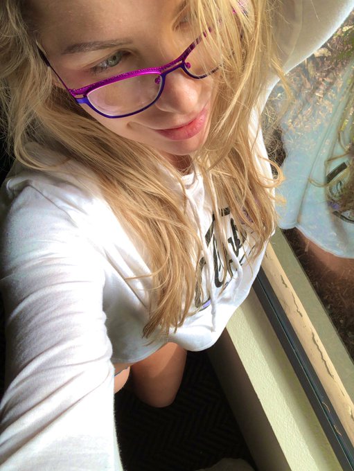 3 pic. Good Morning ? chilling in my @clips4sale hoodie soaking up the sun ☀️ https://t.co/nuS36MUC3