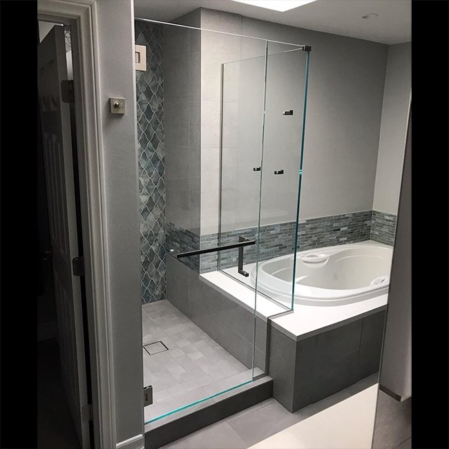 CastGlassImages's tweet image. Don't let shower glass compete with other textures or colors in your bathroom. Keep it simple, keep it clean – use plain glass paired with some sleek hardware for the perfect finish!🚿✨
#remodel #traditional #modern #contemporary #showerenclosure #sandiegohome #plainglass