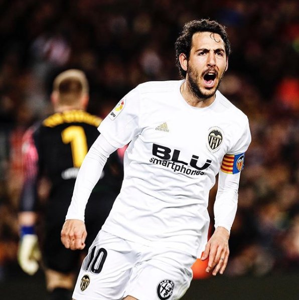 BLU_Products's tweet photo. The Captain ⚽🦇
@valenciacf @valenciacf_en

#BLU #BLUSmartphones #BoldLikeUs #GoForBold #BoldPride #VCFBLU #ValenciaCF #amuntvalencia #BarçaValencia #AmuntValencia https://t.co/zBCexM57Tw