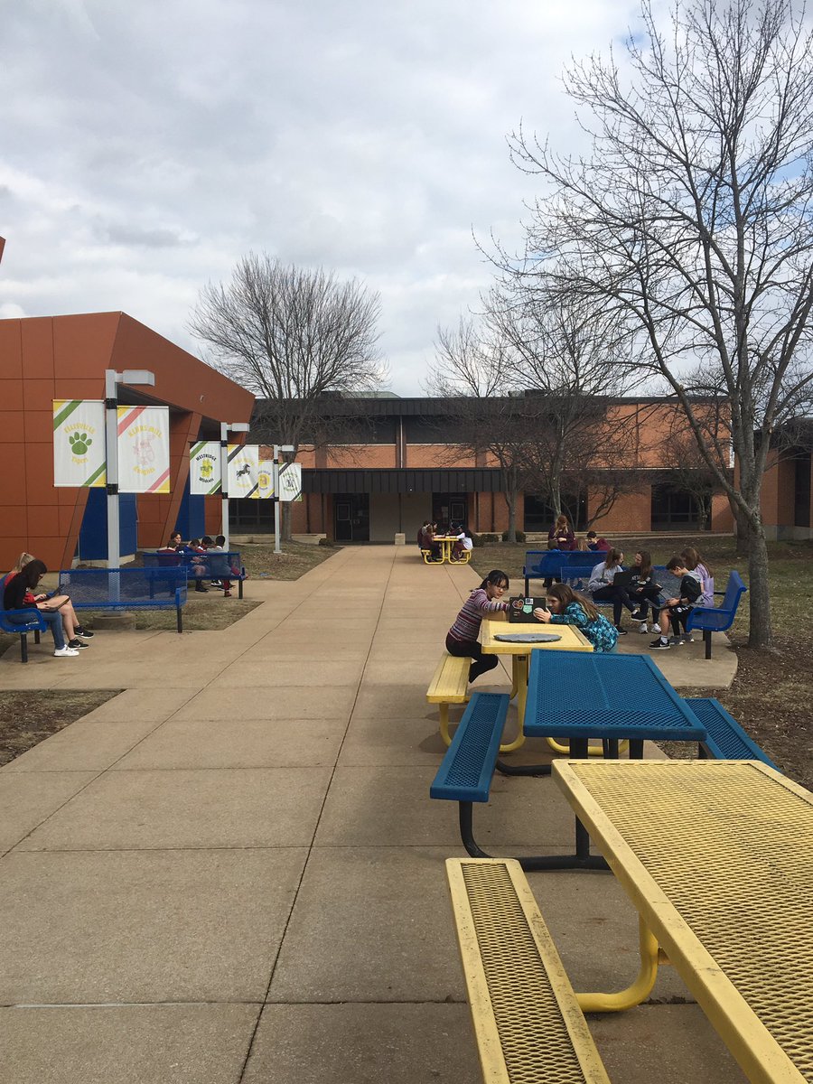 CrestviewMiddle's tweet image. When you have an unseasonably warm day in February you take the learning outside in @MsMenchella class.  #CMSLearns