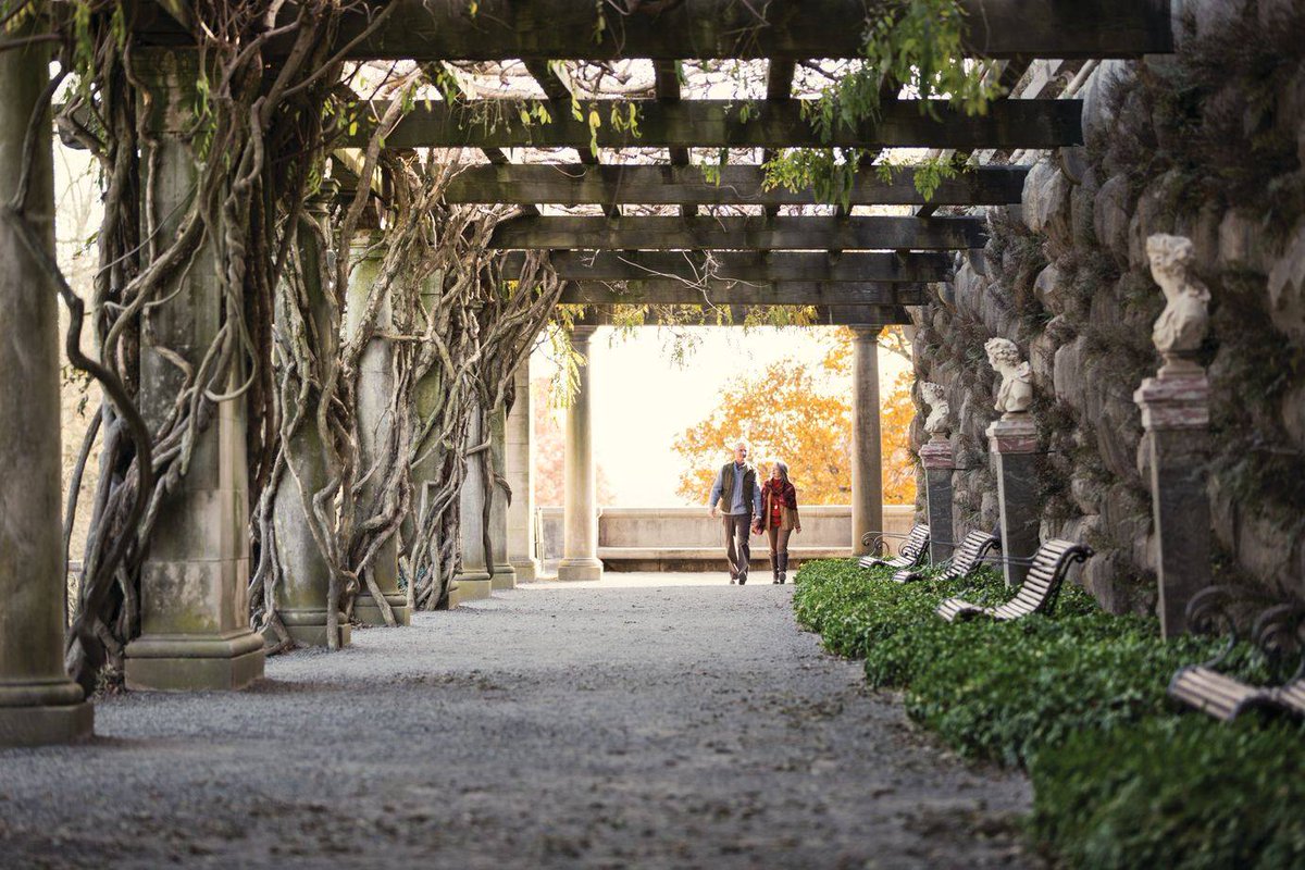 BiltmoreEstate's tweet photo. Valentine's Day is coming! To show how much we love our fans, we're giving away a pair of tickets on Facebook, Twitter and Instagram! 
To enter, comment below with the name of the person you'd love to bring to #Biltmore! Winners will be notified by direct message on Feb. 6. https://t.co/OqyTRETEo9