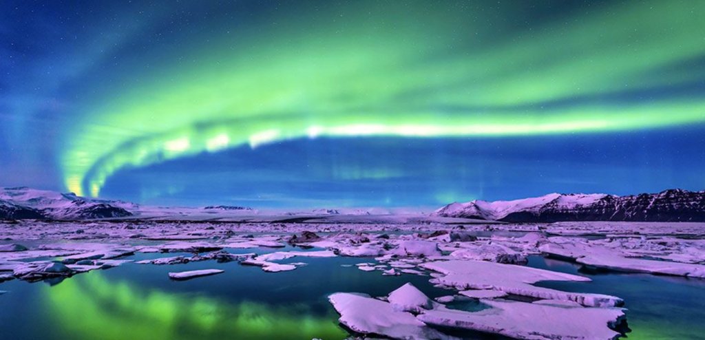 HexagOnline's tweet photo. Une aurore polaire est un phénomène lumineux qui se produit dans la haute atmosphère. Phénomène qui fascine, notre chroniqueuse science Sarah Darmon vous l'explique. https://t.co/MfPrk0dRGl https://t.co/SA5Zz2cfex